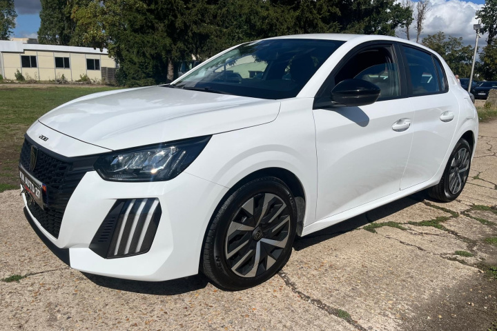 PEUGEOT 208
