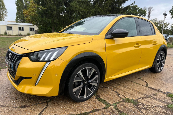 PEUGEOT 208